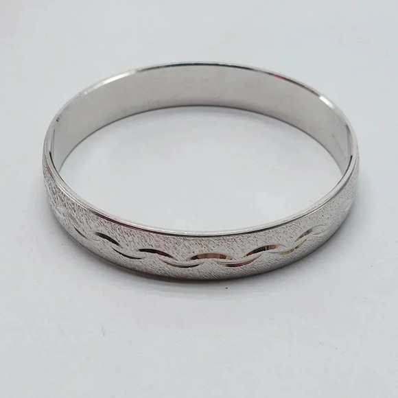 Trifari Textured Silver Tone Wave Etch Cut Vintage Bangle Bracelet Size Medium - Picture 5 of 5
